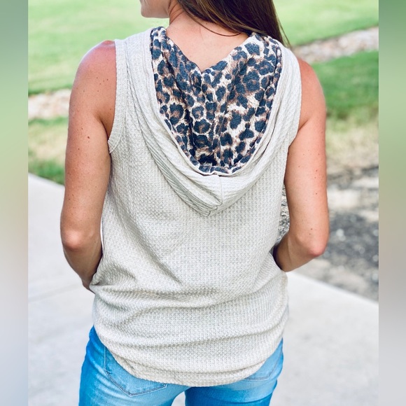 Lulu KEEP ON PRETENDING TOP Sleeves Hooded Color Block Pullover Coral Leopard NW - Picture 2 of 4